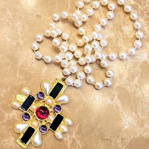 Faux Pearl Necklace with Multi-colored Gemstones in Pendant - Picture 16 of 17